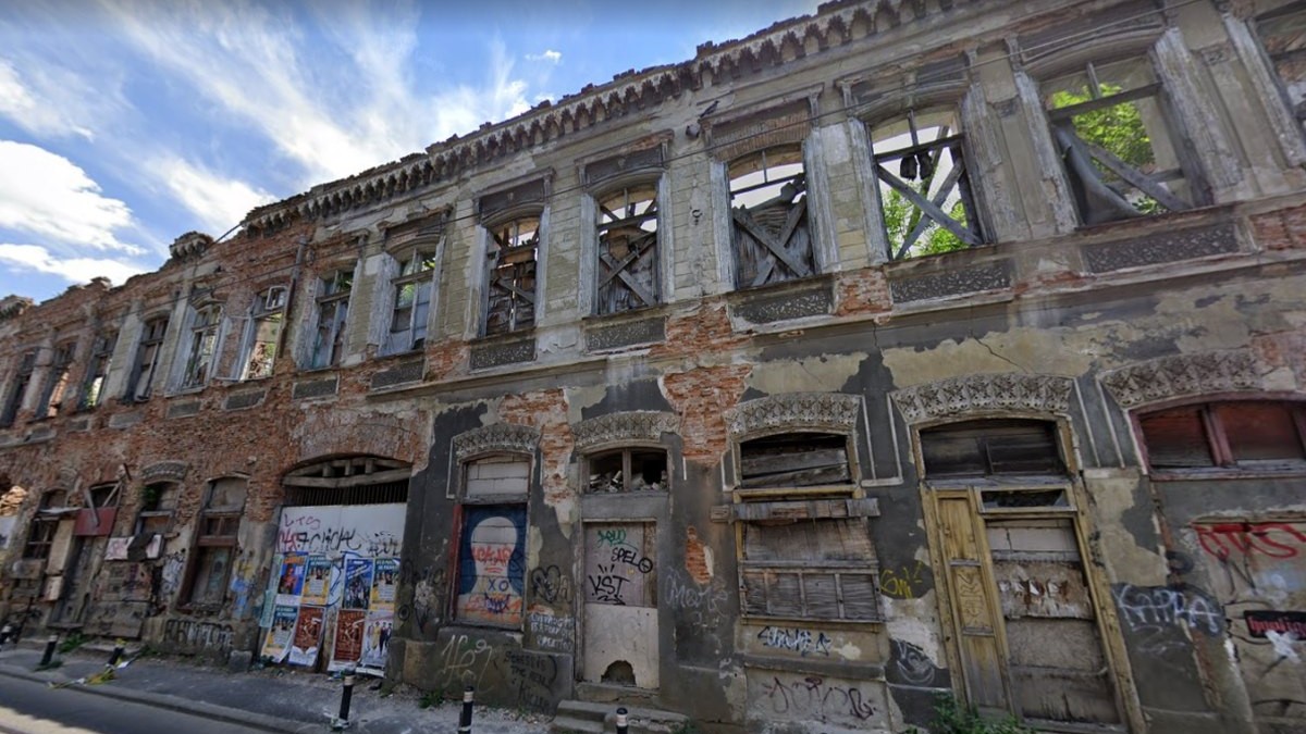 Hanul Solacolu este în acest moment o ruină aproape de prăbușire. Foto: Google Maps