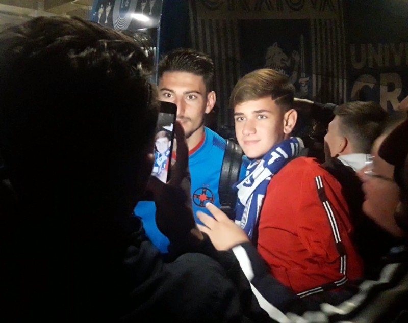 VIDEO | Miracol în Bănie. Fanii Craiovei au făcut selfie, în miez de noapte, cu fotbaliștii de la FCSB. În schimb, Mihai Stoica a fost înjurat ca la ușa cortului