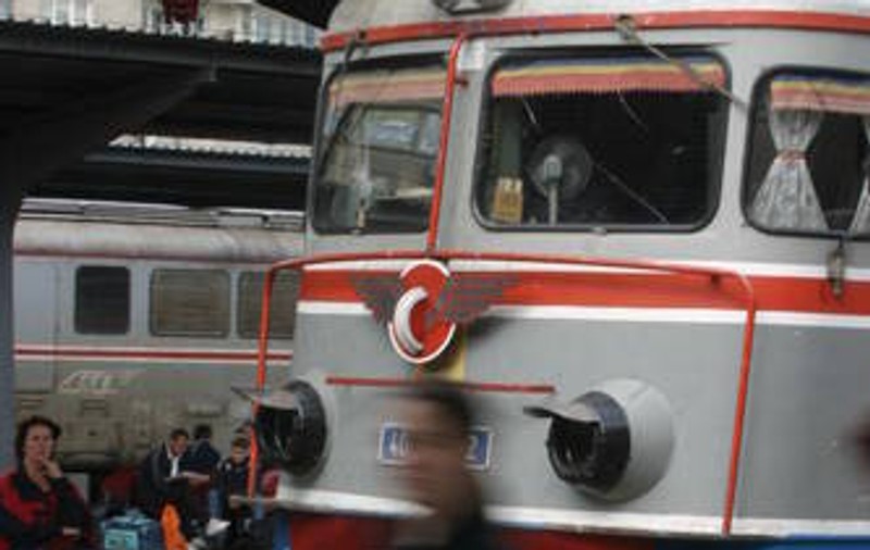Şase trenuri ajung în Bucureşti cu întârzieri de peste 100 de minute, după furtul unor cabluri