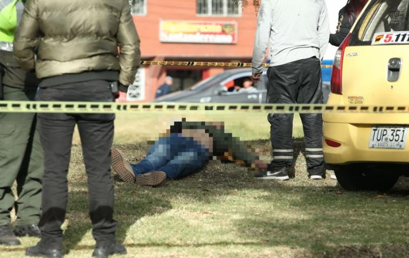 Un taximetrist a atacat o femeie cu acid, apoi s-a sinucis