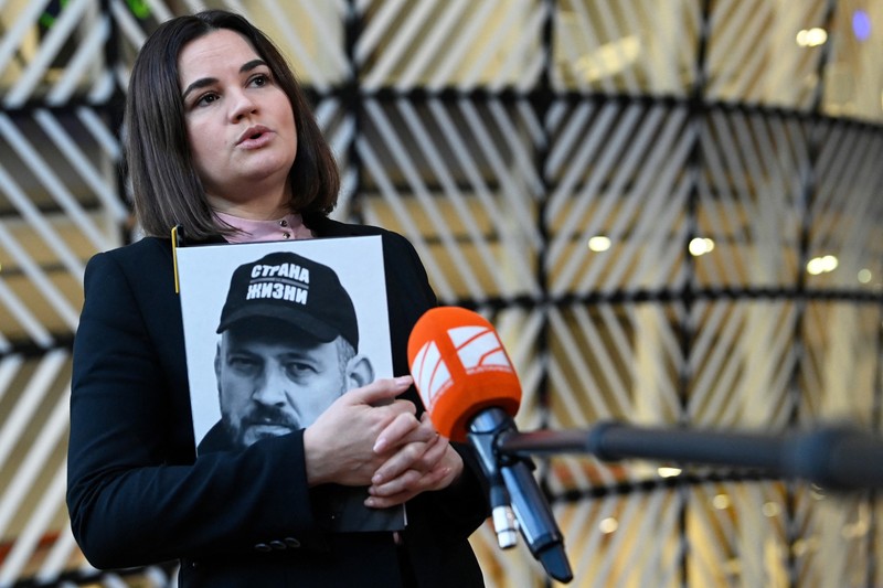 Svetlana Tihanovskaia ține în mână un portret al soțului Sergei | Foto: Profimedia
