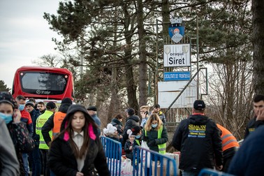 La punctul de trecere a frontierei sunt convoaie lungi de refugiați care vin în România pe jos | Foto Eli Driu/Libertatea
