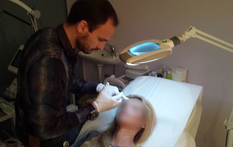 O vedetă de la noi ŞI-A FĂCUT TRATAMENT DE ÎNTINERIRE FACIALĂ | FOTO