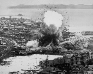 Armata SUA avea dificultăți în a produce arme de distrugere în masă, altele decât cele nucleare. Imagine: bombardamente aeriene asupra proviziilor nord-coreene în Wonsan, septembrie 1951, fotografie via Shutterstock