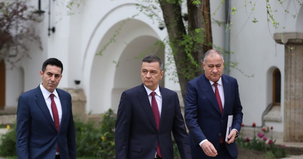 Sorin Grindeanu intră la Palatul Cotroceni însoțit de vicepremierul Marian Neacșu și secretarul general Claudiu Manda.