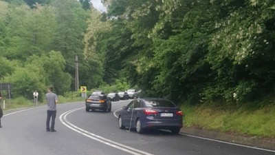 Patru mașini, în care se aflau 10 persoane, implicate într-un accident pe DN 1 în Sibiu. Traficul este complet blocat