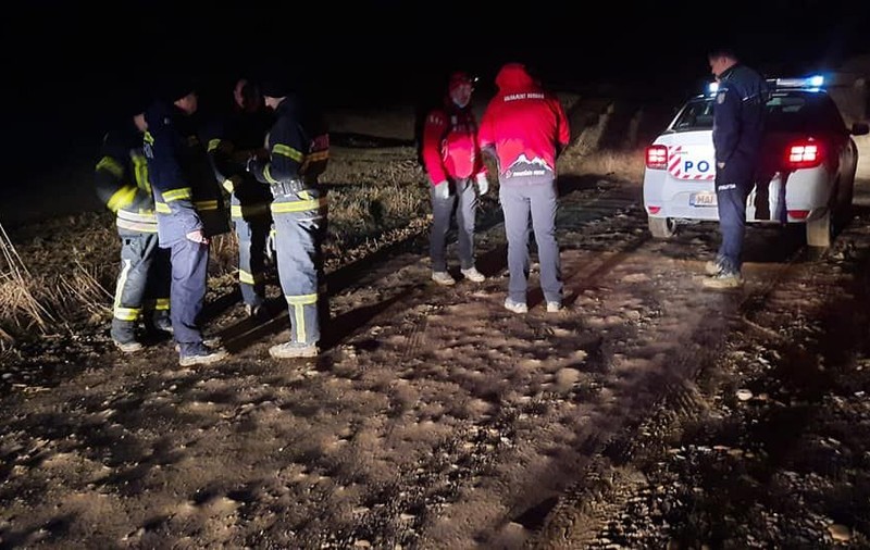 Bărbat rătăcit noaptea prin pădure, găsit de salvamontiștii din Vrancea după șapte ore de căutări. În ce stare l-au descoperit