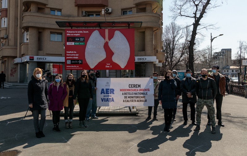 „Aerul ăsta nu e de nasul meu”. Manifest cu „plămâni” care se înnegresc de la aerul poluat din București