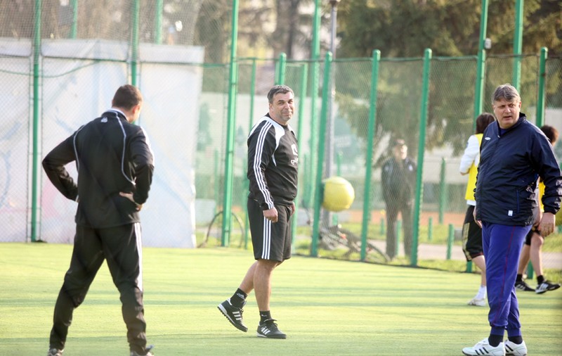 Iată cu ce-şi pierde timpul antrenorul Cosmin Olăroiu: la miuţă cu Gino și Luţu