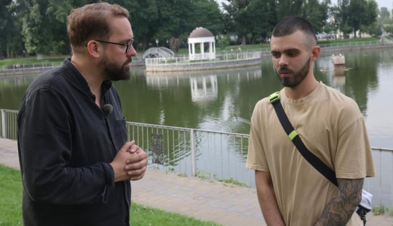 Vlad, dreapta, în dialog cu reporterul Bild.
