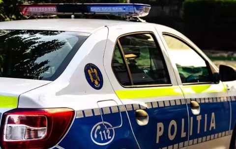 O mașină de poliție parcată