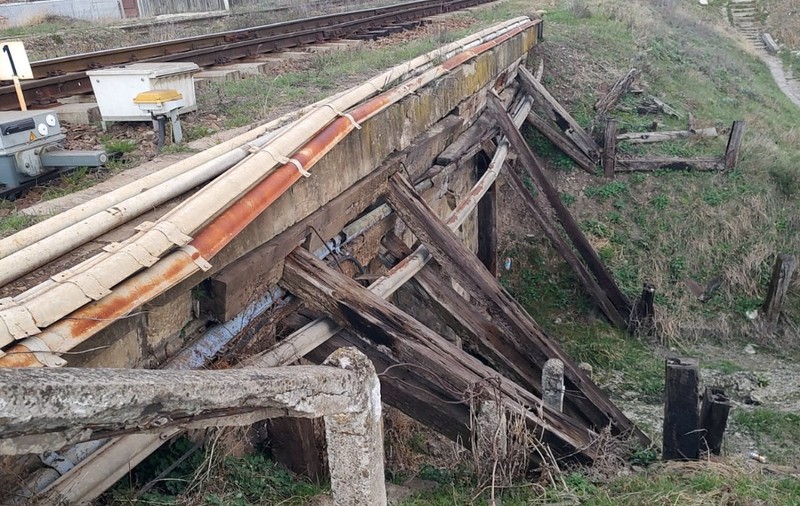 Ministrul transporturilor spune că podul CFR din Bacău sprijinit cu proptele din lemn este în program de reabilitare