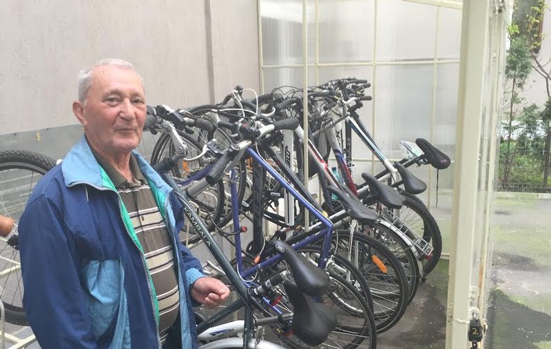 Și-au construit parcare pentru biciclete în spatele blocului