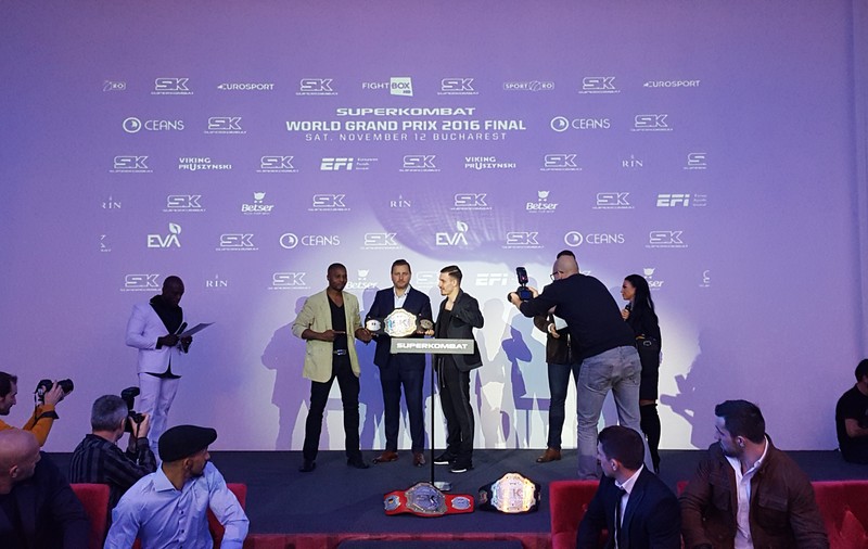 Luptătorii au trecut cu brio peste cântarul oficial pentru gala Superkombat. Trei titluri mondiale în joc astă-seară la București