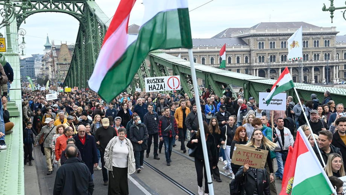 Protest împotriva Guvernului de la Budapesta, cu mesaje anti Viktor Orban, din cauza salariilor și a inflației. Foto: EPA