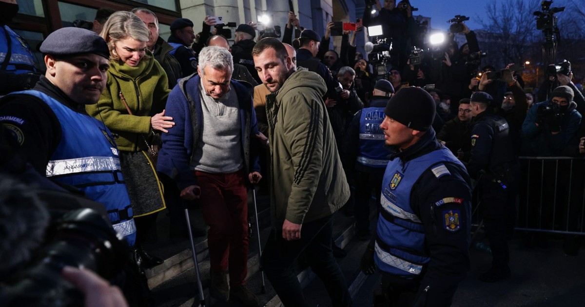 Călin Georgescu în cârje coborând treptele de la Parchetul General.