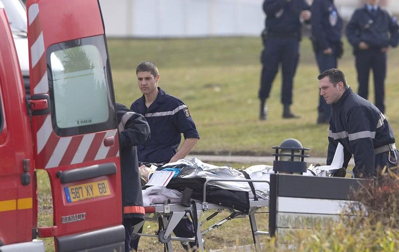 A supravieţuit după ce a fost lovită de un camion şi târâtă de o maşină