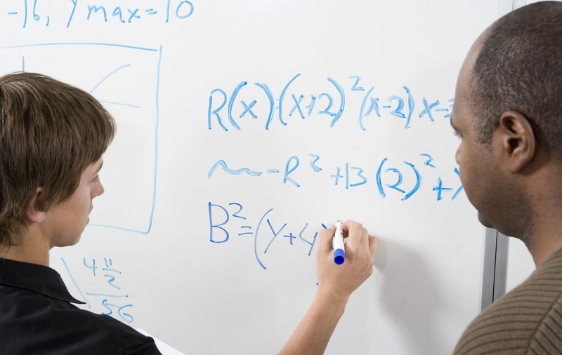 Un elev a lovit cu pumnul în faţă un profesor