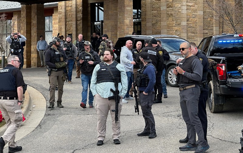 Un bărbat înarmat a intrat cu mașina într-o sinagogă din Michigan și a fost împușcat mortal de agenții de securitate