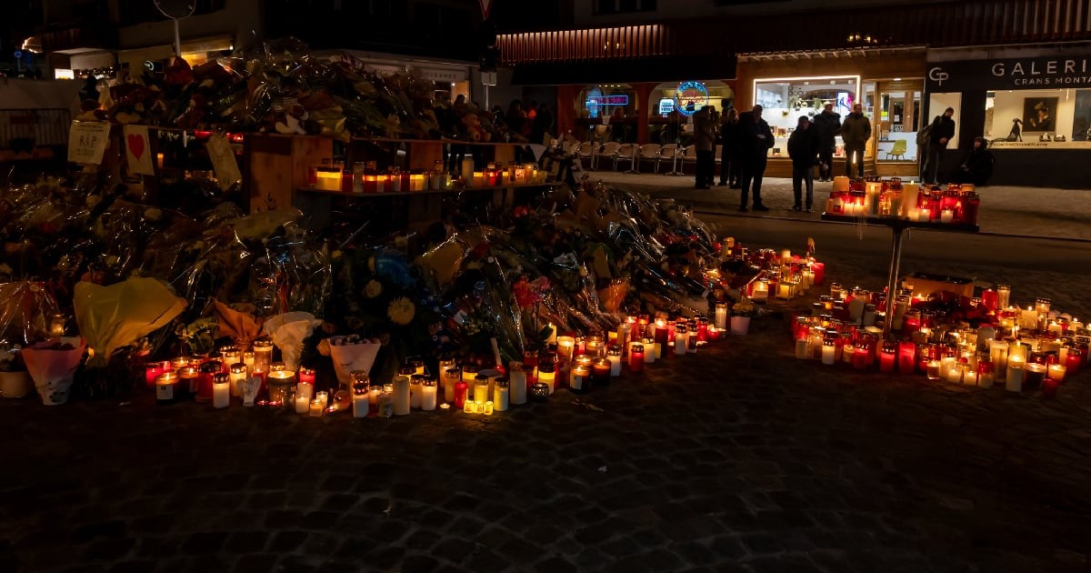 Lumânări aprinse pentru victimele incendiului din Crans Montana, care a avut loc în noaptea de Revelion. 41 de persoane au decedat