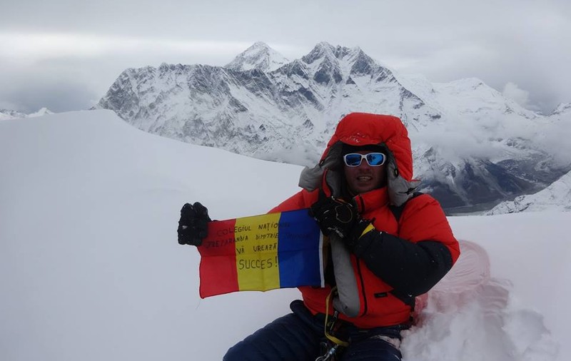 Alpinism: Torok Zsolt a dus steagul României pe vârful himalaian Ama Dablam FOTO
