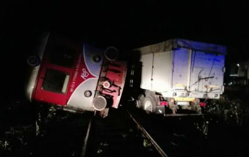 UPDATE/ Un vagon de tren s-a răsturnat, miercuri seară, după ce a lovit un TIR. Circulația feroviară nu a fost reluată nici până acum