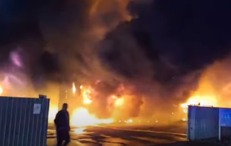 Hală de 200 mp, distrusă într-un incendiu puternic, la Însurăței. Au ars utilaje, piese de schimb, o mașină și un depozit de acte