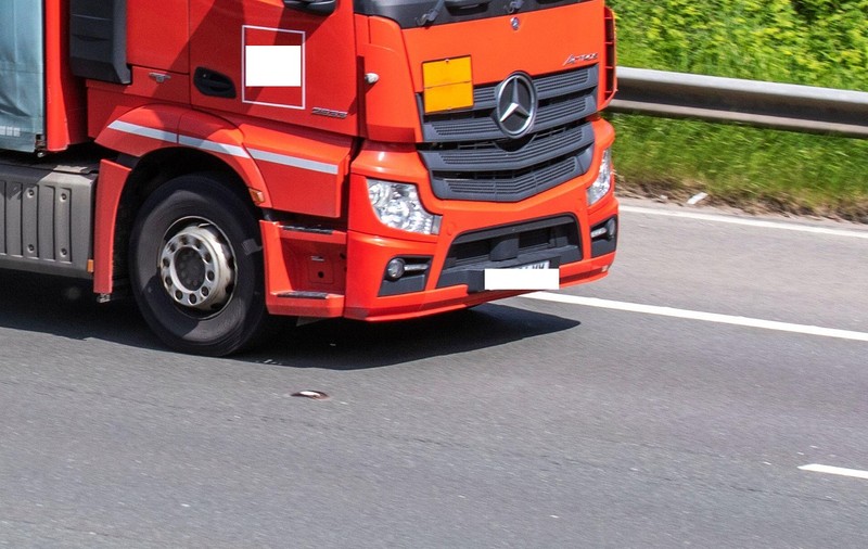 Doi șoferi români de TIR, colegi de cabină pe un Mercedes roșu, vor merge împreună și la închisoare, în Belgia, unde au fost condamnați la 14 luni după gratii