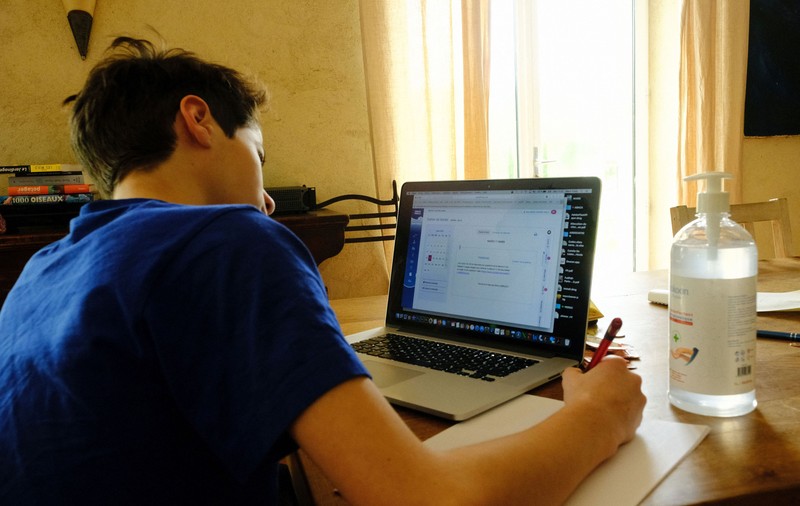 Elevii și profesorii cu boli cronice vor putea să facă orele online și după redeschiderea școlilor. Anunțul ministrului educației