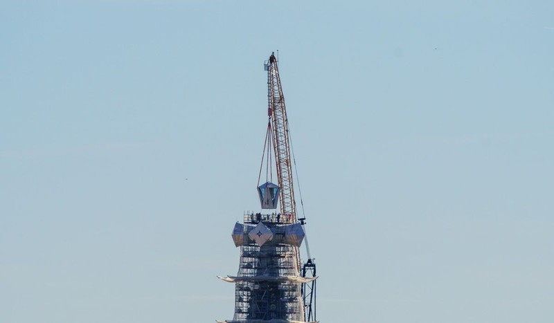 Muncitorii instalează ultima piesă a crucii în vârful Turnului Iisus din Sagrada Familia din Barcelona, Spania, pe 20 februarie 2026. Foto: Profimedia Images