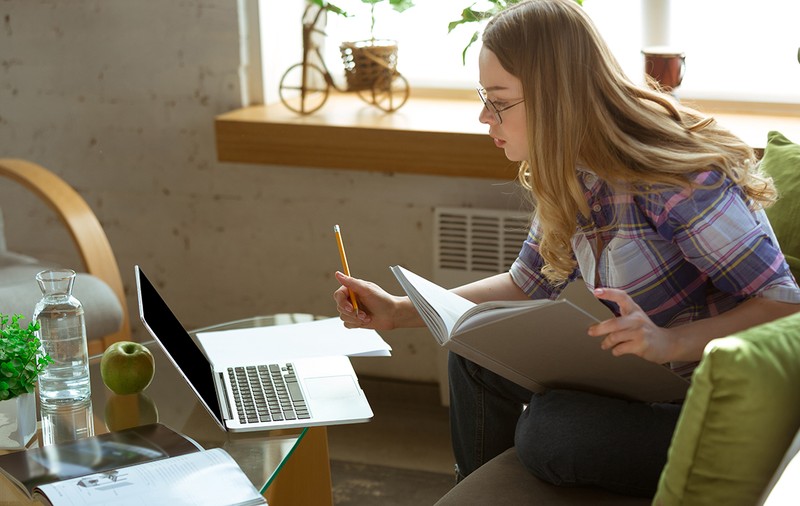 Bunica unui eleve, salvată de profesoară în timpul orei online. „Am observat că vorbea foarte greu”