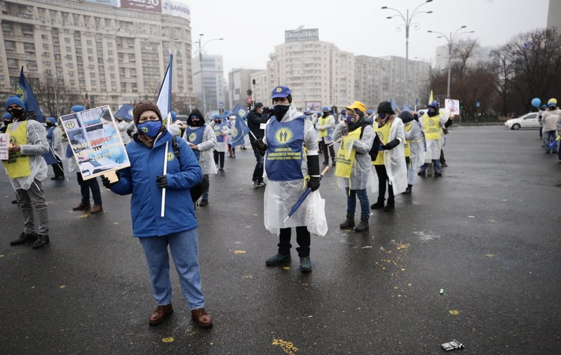 Angajaţii din Sănătate, protest în fața Guvernului: „Pluguşorul suferinţei lucrătorilor din sănătate”