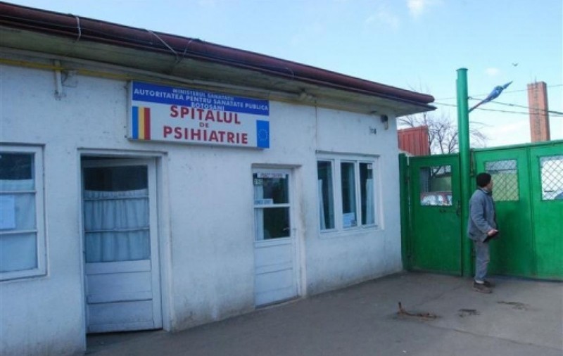 Au încercat să-și răpească fratele internat la Psihiatrie, după lupte în curtea spitalului și urmăriri ale Poliției. Familia spune că bolnavul era ținut legat în soare