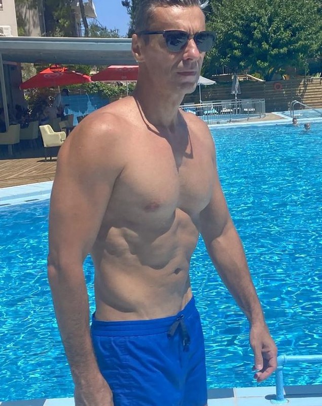 Mircea Badea, ironic la adresa lui George Buhnici: „Uitați-vă la mine, arăt ca un minor”. Cum s-a fotografiat cu Carmen Brumă la plajă