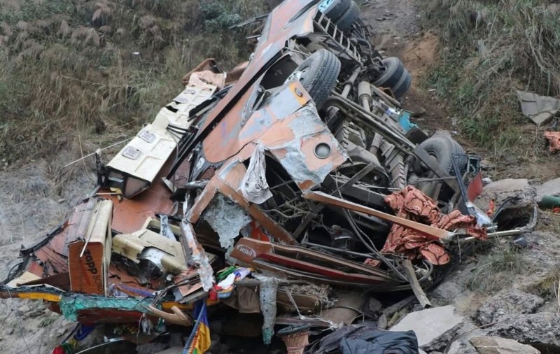 Un autocar cu turiști s-a prăbușit 200 de metri într-o prăpastie, în Nepal. 19 oameni au murit pe loc și 25 au fost răniți