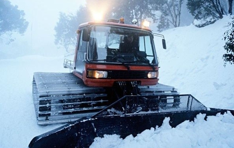 Toate utilajele de deszăpezire ies pe străzile din Bucureşti