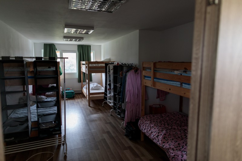 Una dintre camerele în care stau voluntarii internaționali care ajută la funcționarea celor două centre de tineret