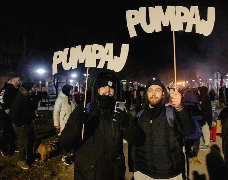 Cum protestează studenții sârbi prin marș și de ce strigă numele Laurei Kovesi