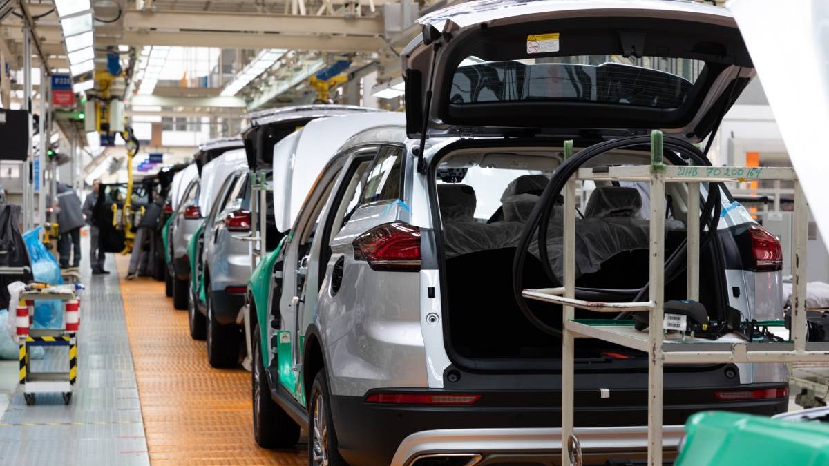 mai multe masini gri in intr-o fabrica auto