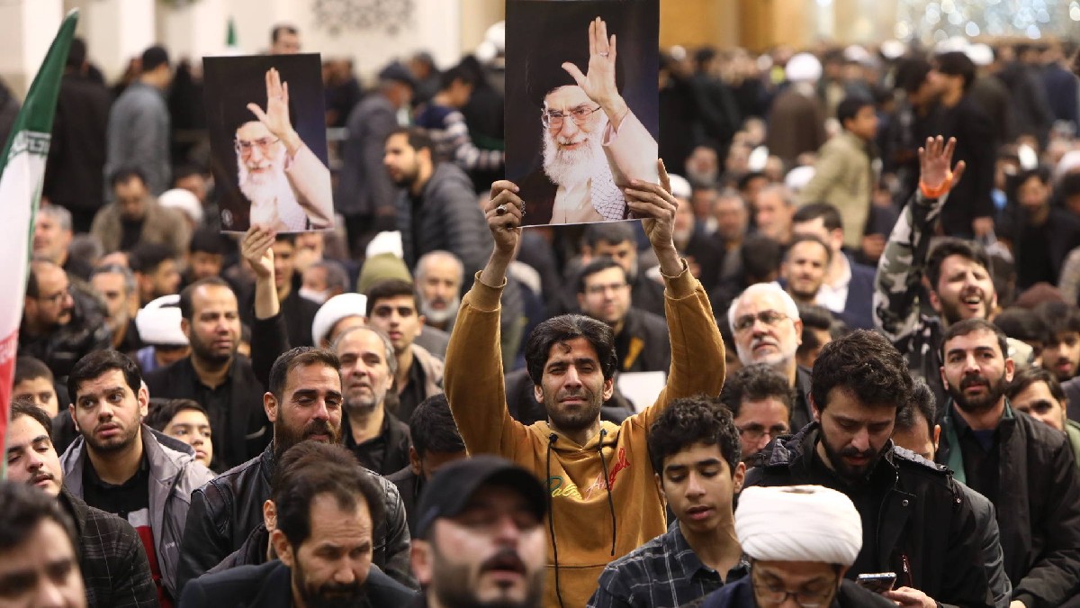 Iranienii plâng moartea liderului suprem iranian Ayatollah Ali Khamenei în atacul SUA, în timpul unei manifestații organizate la sanctuarul Hazrat Masumeh din orașul Qom, Iran, pe 1 martie 2026.