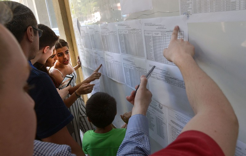 Rezultate BAC 2022 s-au afișat pe edu.ro. Elevii își folosesc codul primit de la școală ca să-și afle notele
