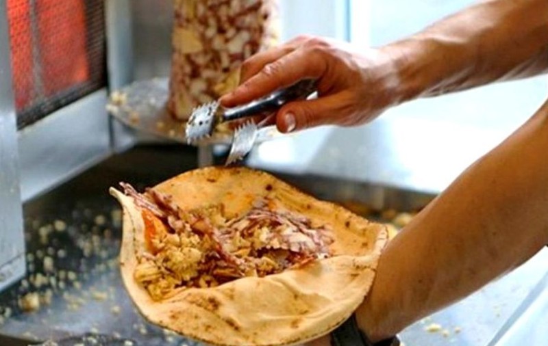 Reprezentanţii unui fast-food vor să introducă în DEX cuvântul ″shaorma"