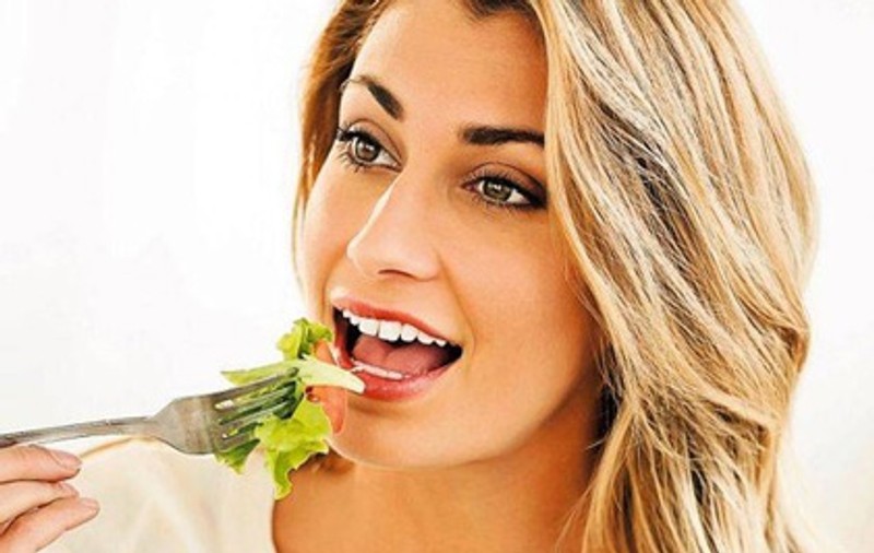 Cât de sănătoasă este, de fapt, mâncarea gătită fără foc? Dieta raw-vegană, o modă cu două tăişuri