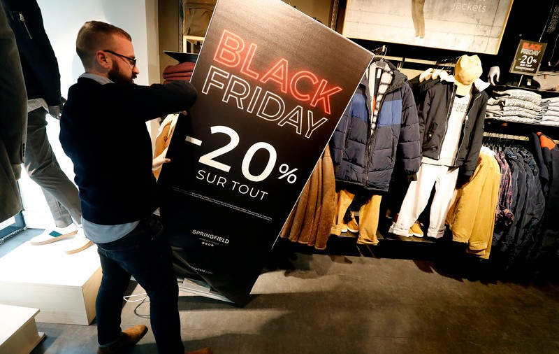 Franța vrea să interzică Black Friday. Care sunt motivele