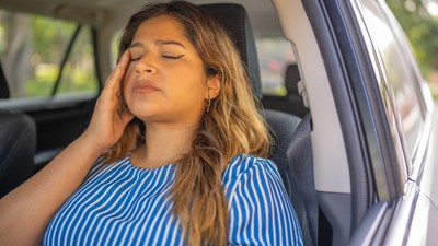 femeie-rău-mașină