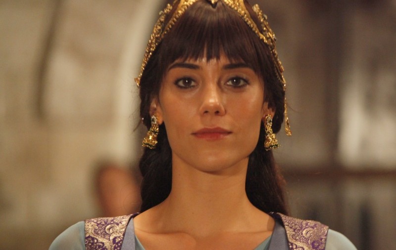 Cansu Dere, cadana Firuze din Suleyman Magnificul, muza lui Karl Lagerfeld!