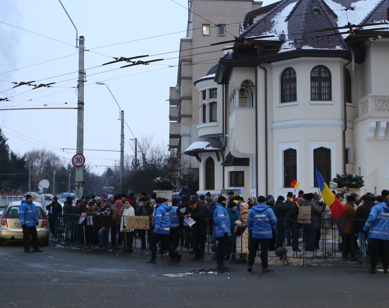 UPDATE. A 14-a zi de proteste în Capitală. Circa 1.000 de oameni s-au adunat din nou în Piața Victoriei și circa 200 la Palatul Cotroceni / FOTO