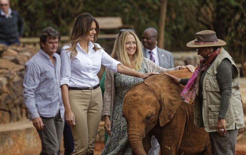 FOTO| Melania Trump a hrănit elefanți și a mers într-un safari în timpul vizitei în Kenya