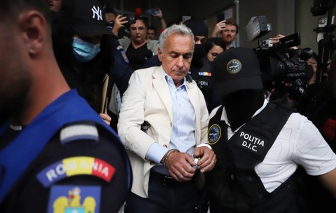 Călin Georgescu a ieșit încătușat din sediul DIICOT, după ce a fost reținut 24 de ore. Foto: Dumitru Angelescu / Libertatea
