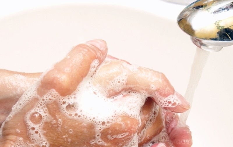 76% dintre români se spală pe mâini pentru a preveni infecţiile